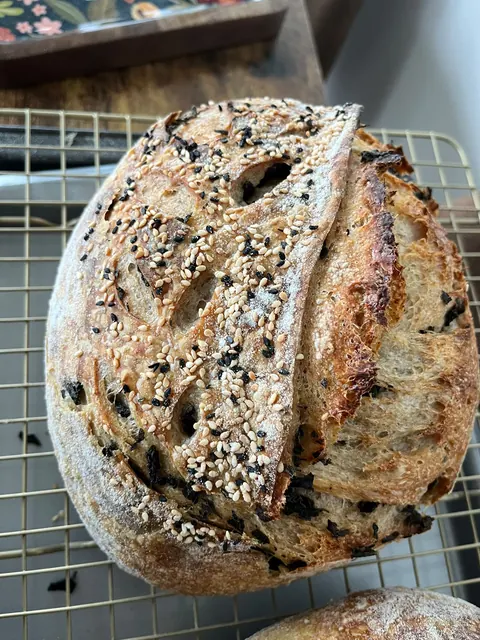 Une miche aux graines, aux olives et aux herbes, de près.